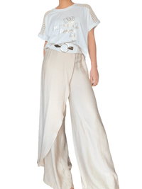 T-shirt blanc ''Time to Blossom'' pour femme avec pantalon chic.