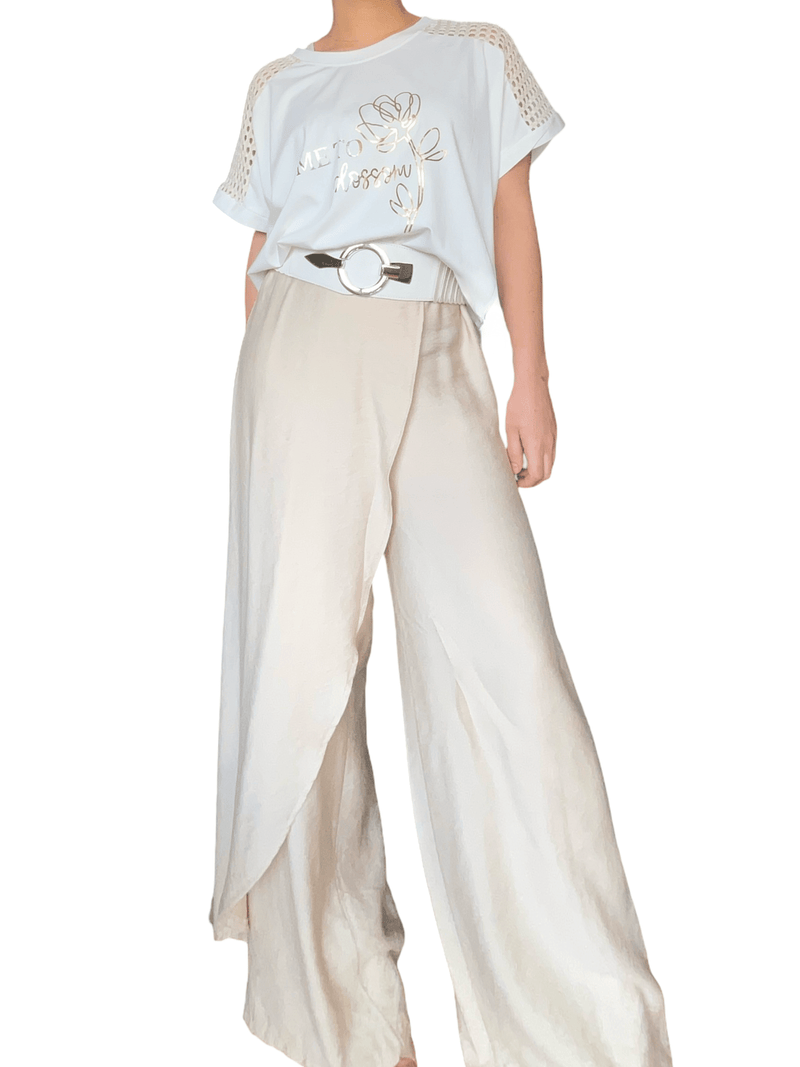 T-shirt blanc ''Time to Blossom'' pour femme avec pantalon chic.