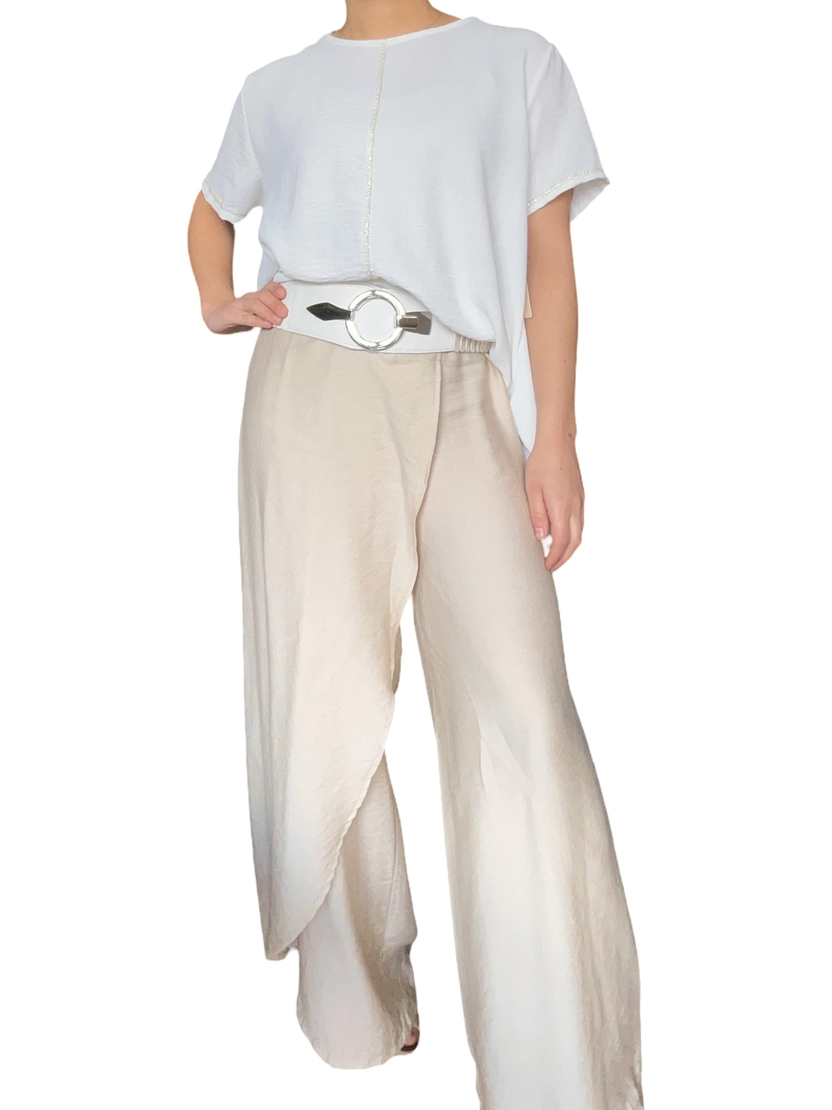 T-shirt blanc style tunique avec couture dorée pour femme avec pantalon chic.