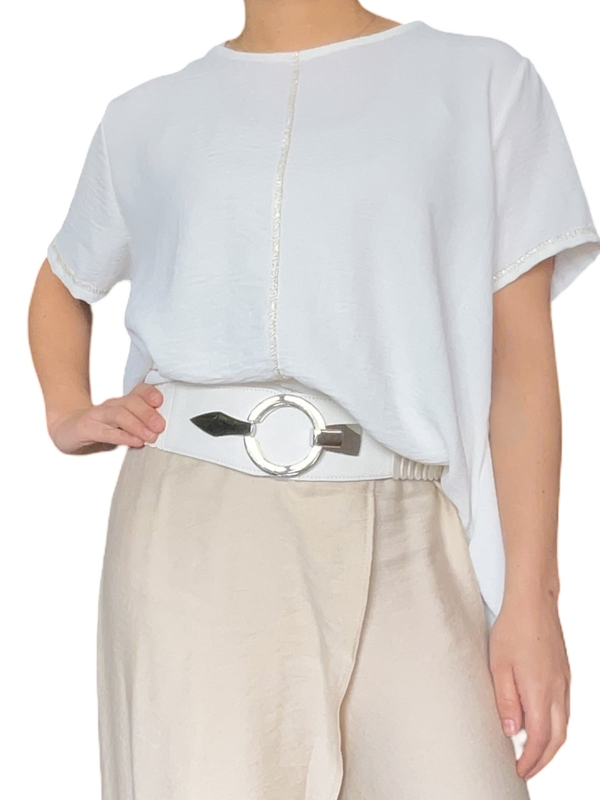 T-shirt blanc style tunique avec couture dorée pour femme avec ceinture.