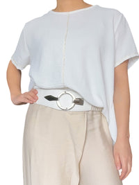 T-shirt blanc style tunique avec couture dorée pour femme avec ceinture.