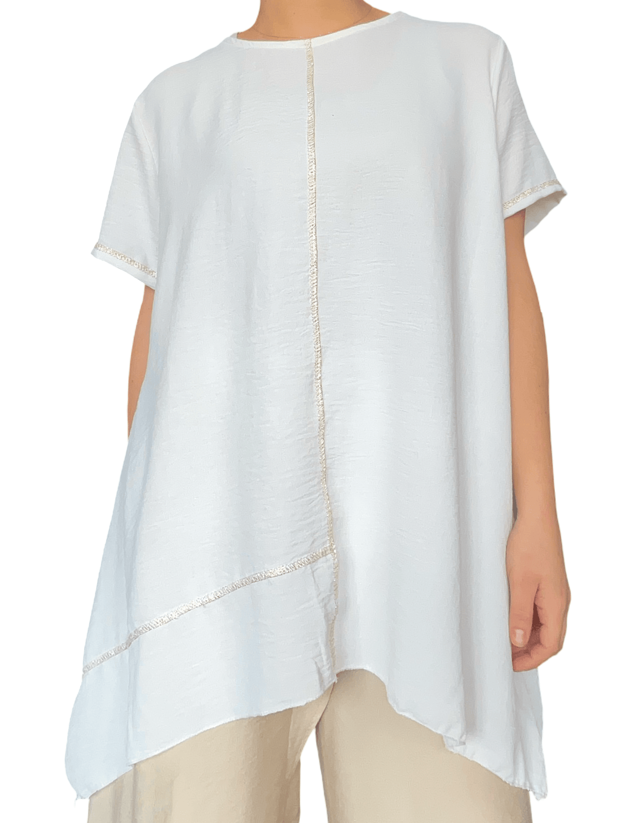 T-shirt blanc style tunique avec couture dorée pour femme.
