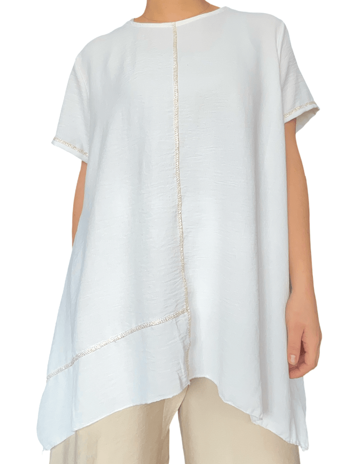 T-shirt blanc style tunique avec couture dorée pour femme.