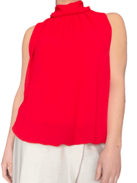 Camisole rouge à col montant pour femme.