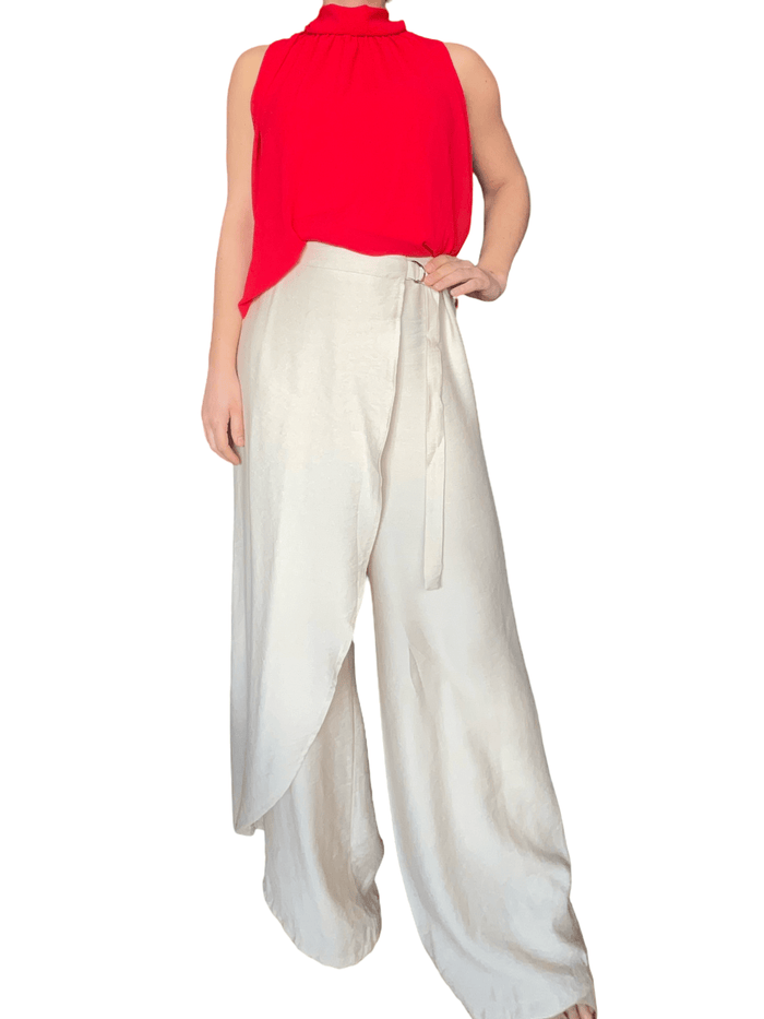 Camisole rouge à col montant pour femme avec pantalon chic.