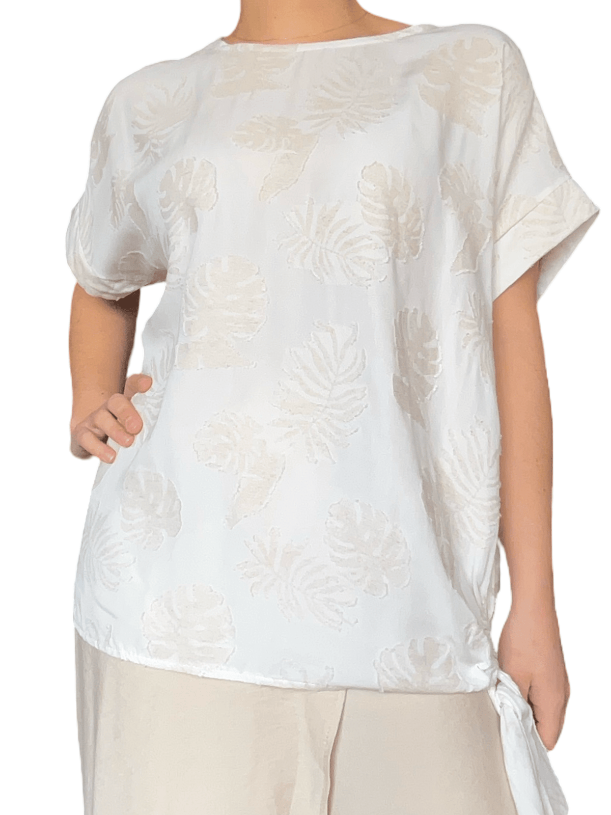 T-shirt blanc crème à motifs de feuilles beiges pour femme.