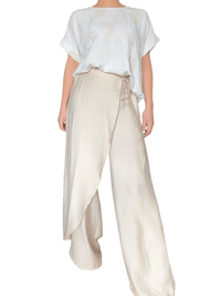 T-shirt blanc crème à motifs de feuilles beiges pour femme avec pantalon chic.