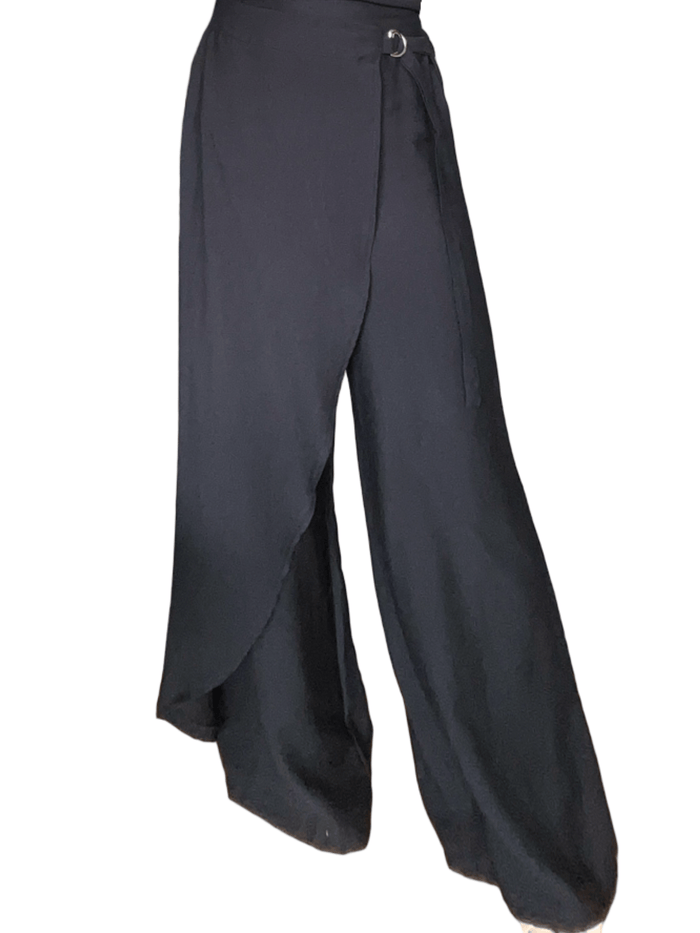 Pantalon noir chic à jambe large pour femme.