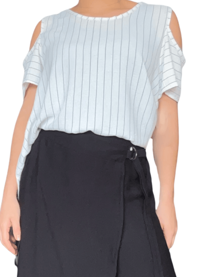 Chandail blanc rayé noir à ouverture sur l'épaule pour femme.