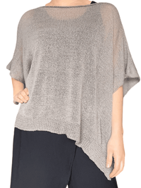 Chandail moka en mailles pour femme avec camisole noire en dessous.