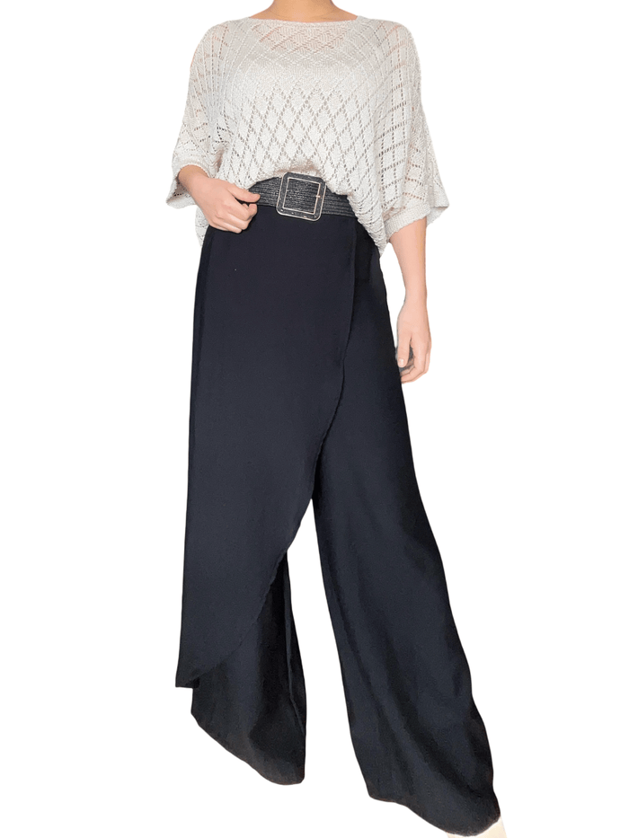 Chandail blanc crème en mailles à motifs de losanges pour femme avec pantalon chic.