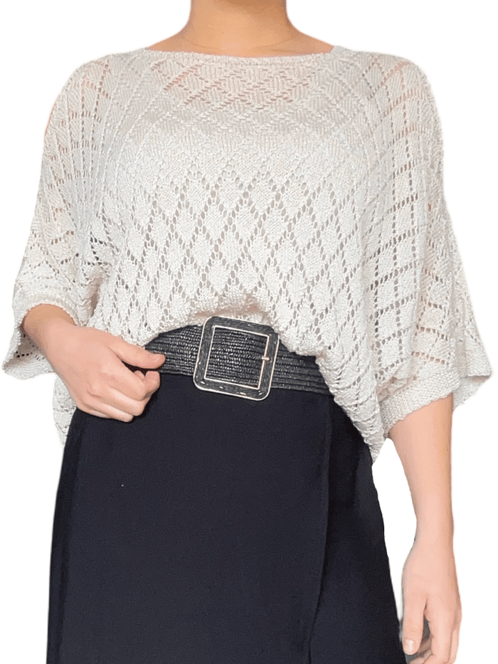 Chandail blanc crème en mailles à motifs de losanges pour femme avec ceinture.