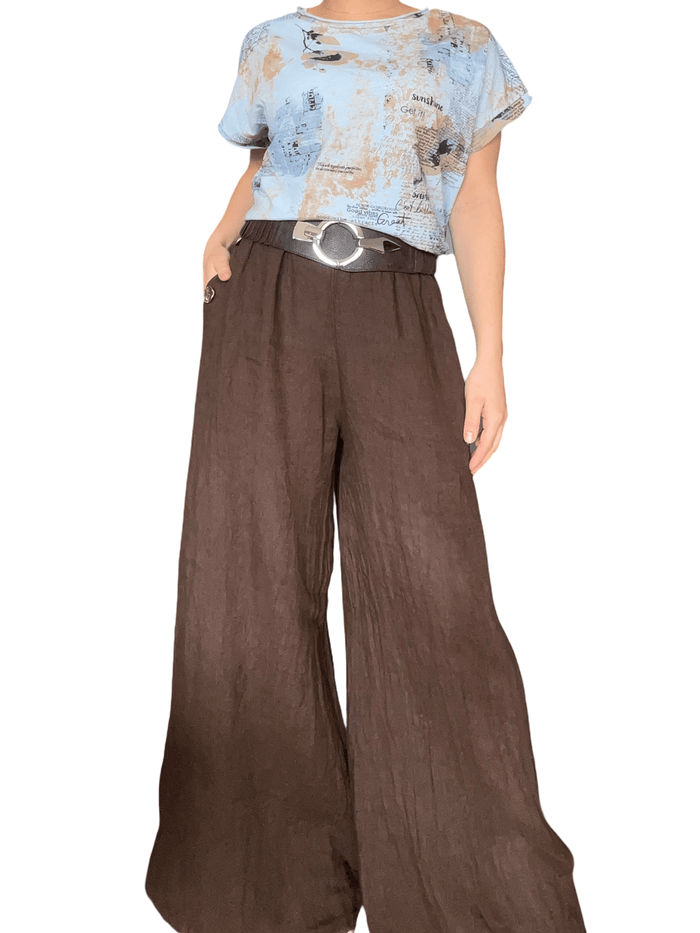 T-shirt bleu vintage avec imprimé d'écritures pour femme avec pantalon.
