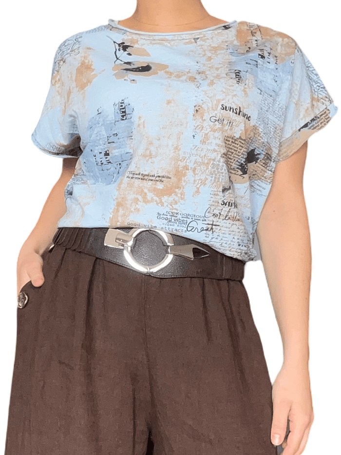 T-shirt bleu vintage avec imprimé d'écritures pour femme avec ceinture.