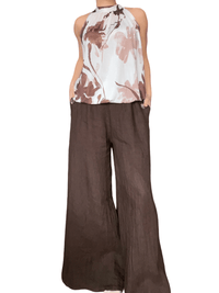 Camisole blanche avec imprimé floral brun pour femme avec pantalon.