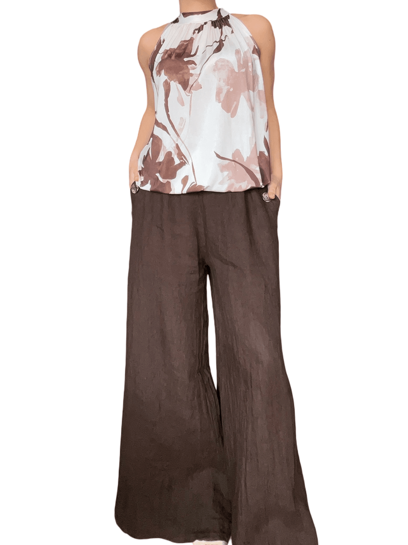 Camisole blanche avec imprimé floral brun pour femme avec pantalon.