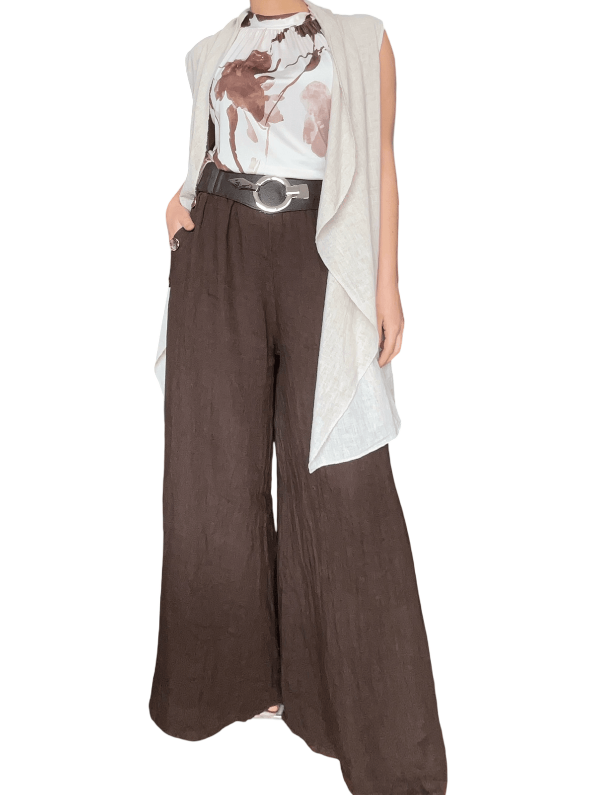 Pantalon palazzo brun avec boutons sur les côtés pour femme avec camisole, veste et ceinture.