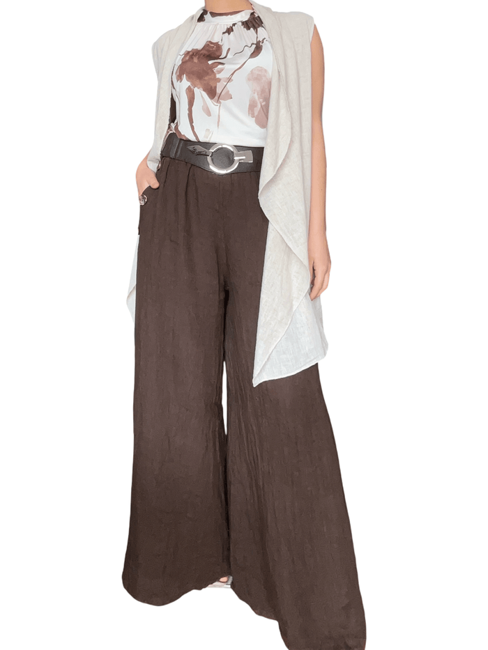 Pantalon palazzo brun avec boutons sur les côtés pour femme avec camisole, veste et ceinture.