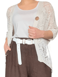 Veste blanche crème en tricot pour femme avec ceinture blanche.