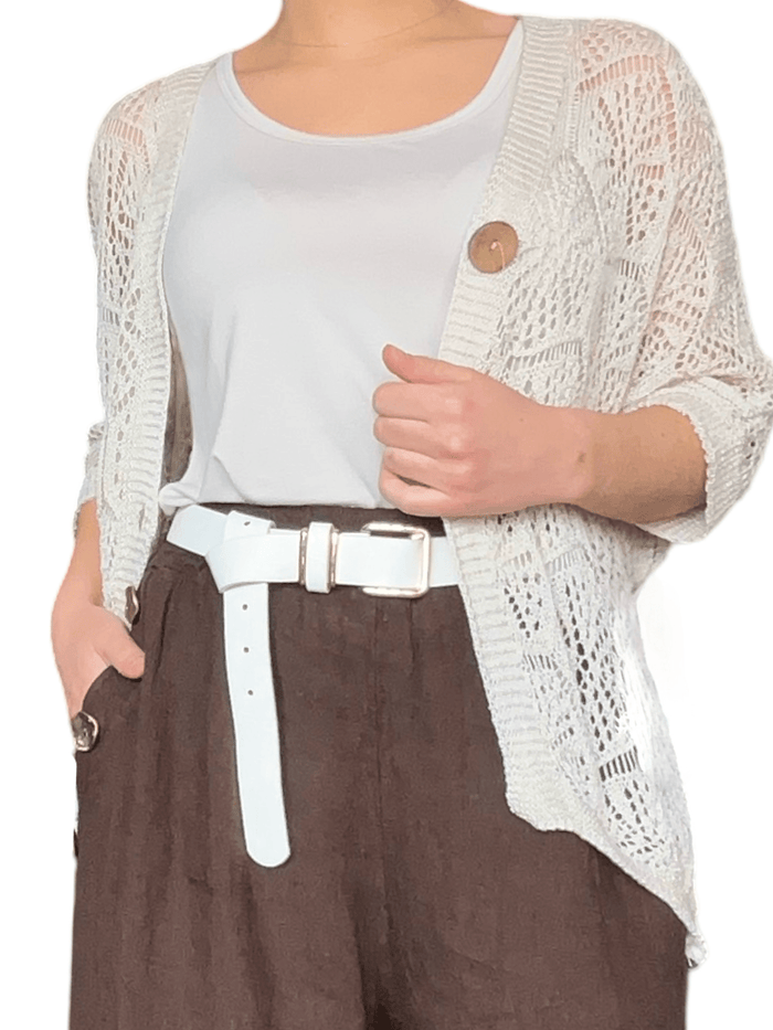 Veste blanche crème en tricot pour femme avec ceinture blanche.