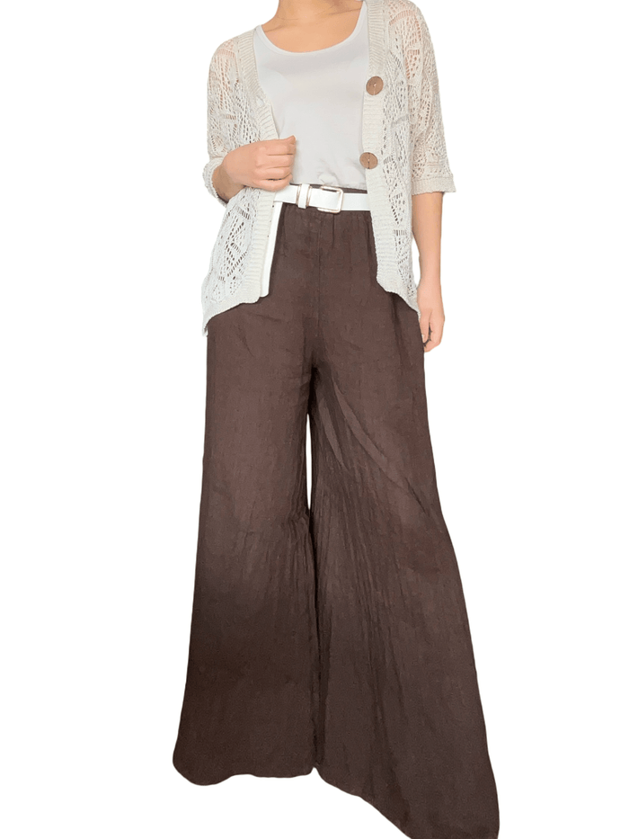 Veste blanche crème en tricot pour femme avec camisole blanche en dessous.