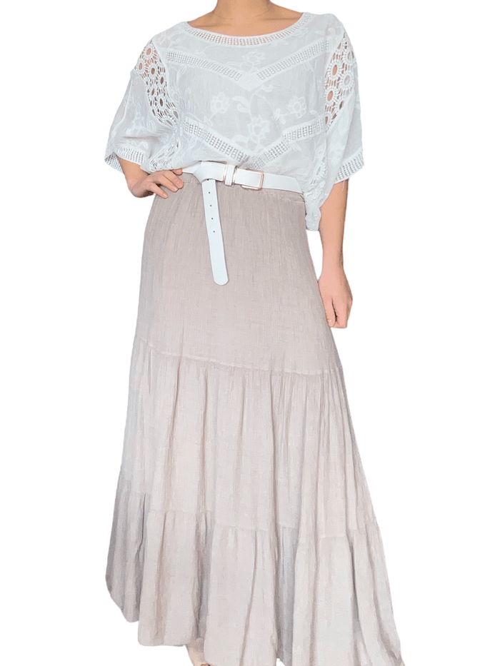 Chandail blanc en dentelle avec motifs floraux pour femme avec jupe.