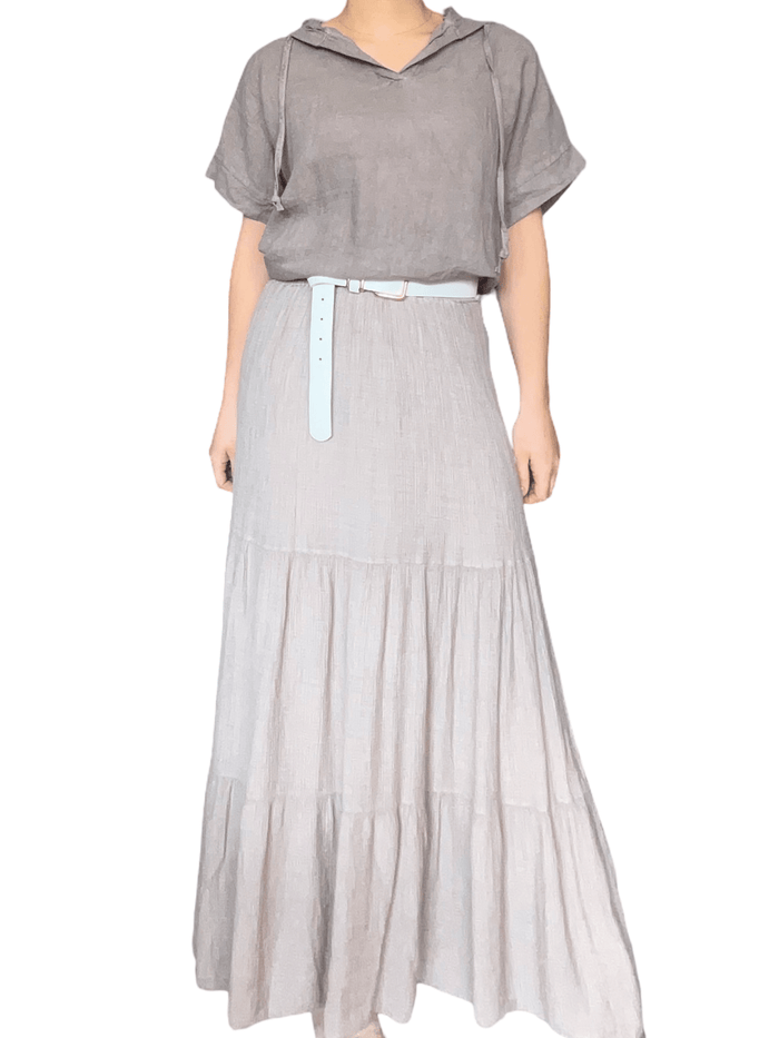 T-shirt moka uni avec capuchon pour femme avec jupe.