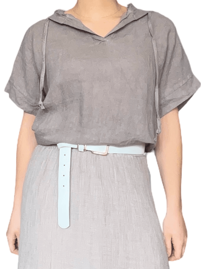 T-shirt moka uni avec capuchon pour femme avec ceinture.