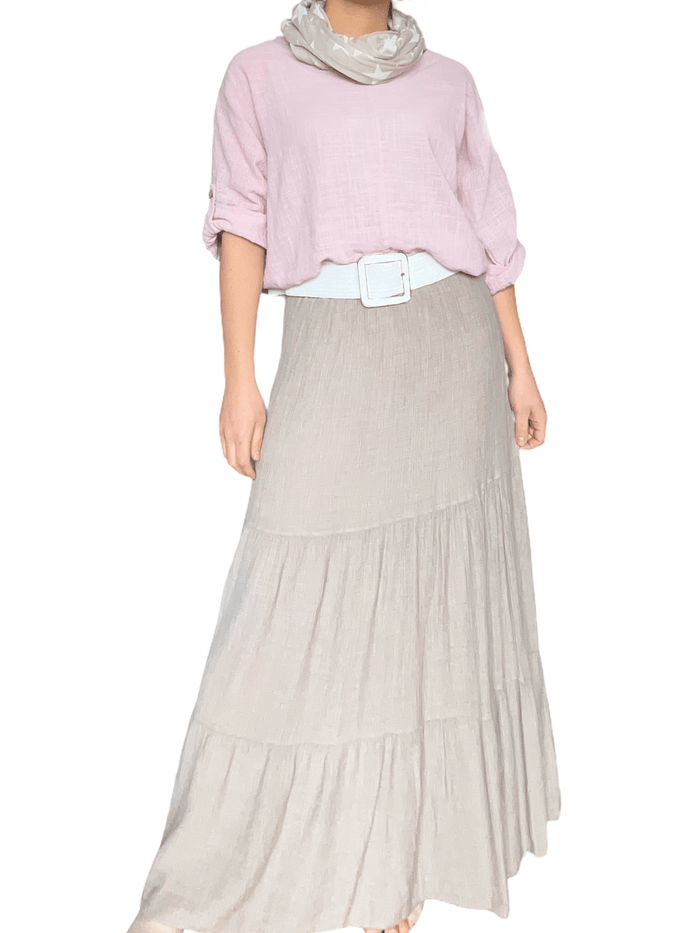 Chandail rose pâle à manches 3/4 pour femme avec foulard, ceinture et jupe.