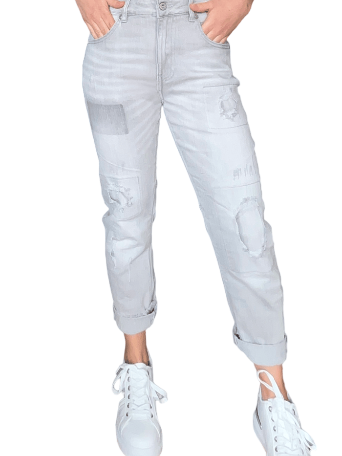 Pantalon gris pâle avec patchwork pour femme avec sneakers.