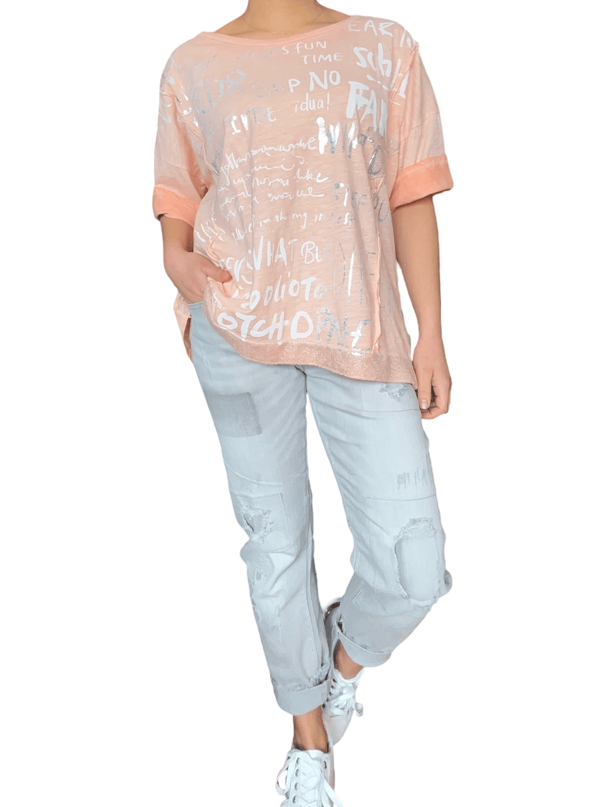 T-shirt saumon pour femme avec imprimé d'écritures avec pantalon.