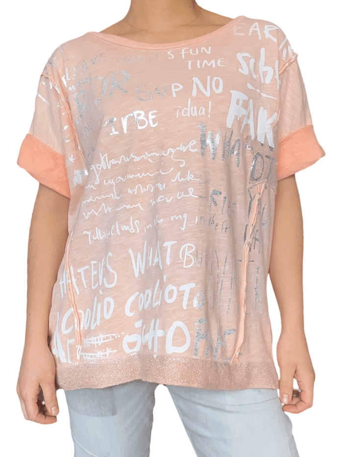 T-shirt saumon pour femme avec imprimé d'écritures.
