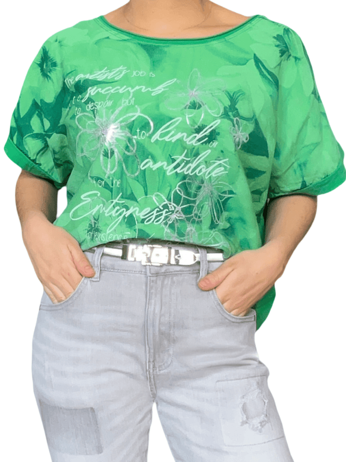 T-shirt vert avec imprimé floral argenté et vert pour femme avec ceinture métallique.
