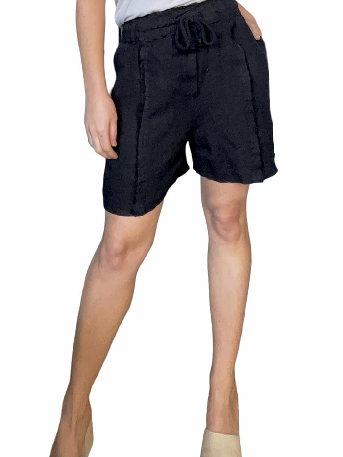 Short noir à taille élastique avec avec cordon pour femme.