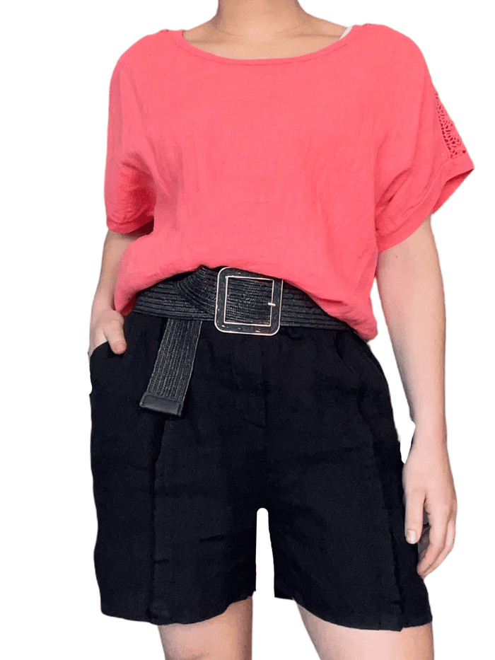 T-shirt corail avec dentelle pour femme avec ceinture.