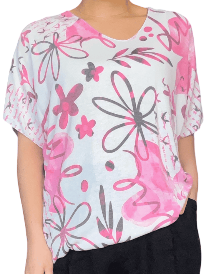 Chandail blanc avec imprimé floral rose et noir pour femme.