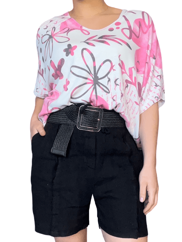 Chandail blanc avec imprimé floral rose et noir pour femme avec ceinture et short.