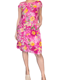 Robe fuchsia avec imprimé de fleurs jaunes pour femme.