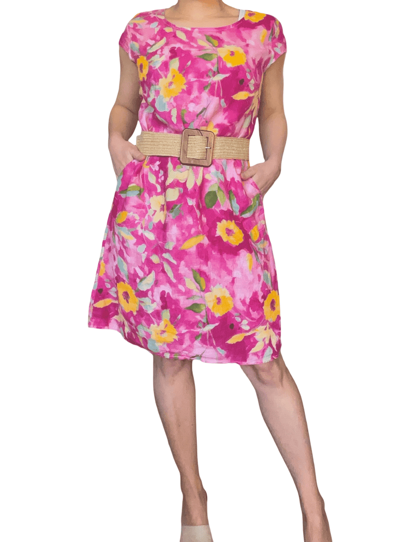 Robe fuchsia avec imprimé de fleurs jaunes pour femme avec ceinture.