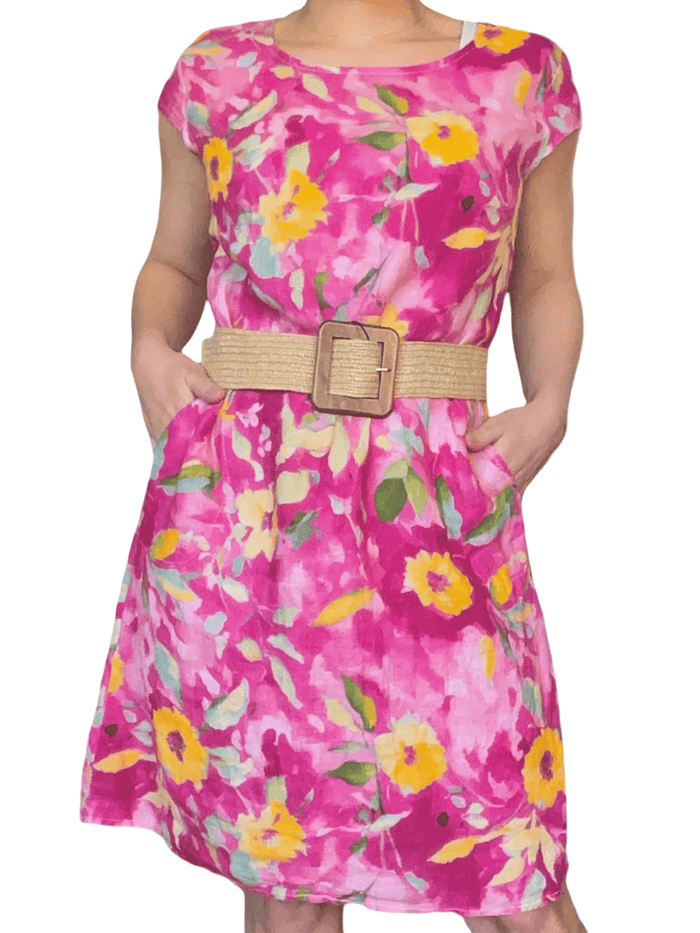 Robe fuchsia avec imprimé de fleurs jaunes pour femme avec ceinture.