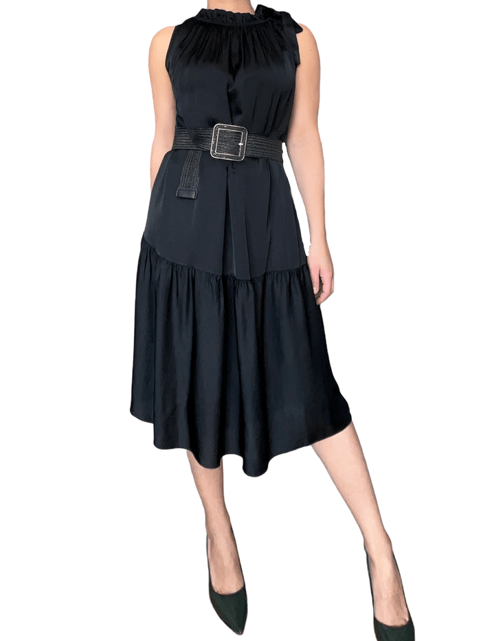 Robe à volants satinée noire pour femme avec ceinture.