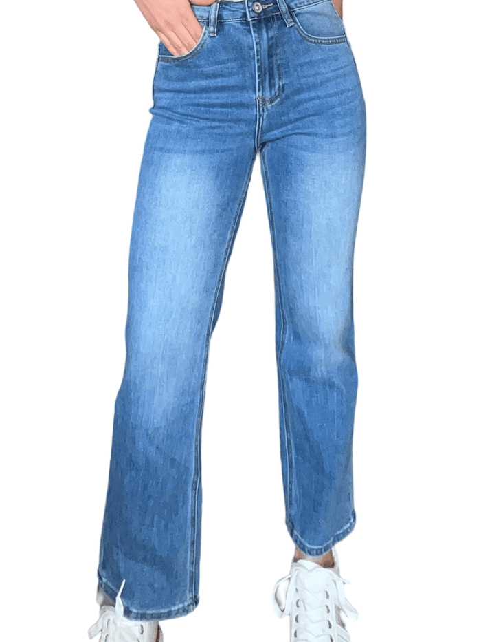 Jeans semi-évasé à taille régulière pour femme.