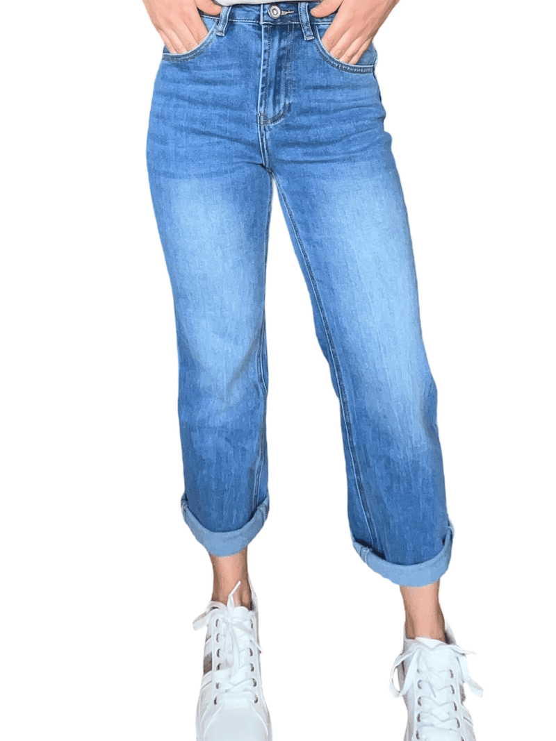 Jeans semi-évasé à taille régulière pour femme avec le bas plié.