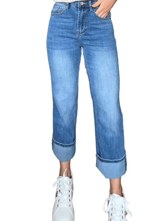 Jeans semi-évasé à taille régulière pour femme avec sneakers.