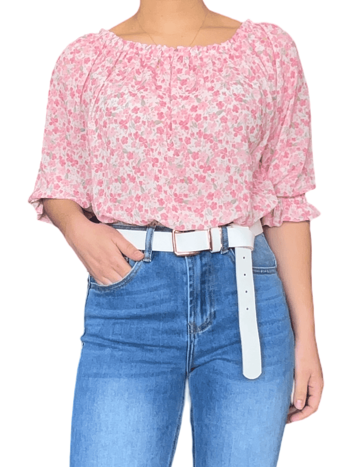 Blouse blanche à motifs floraux roses pour femme avec ceinture blanche. 