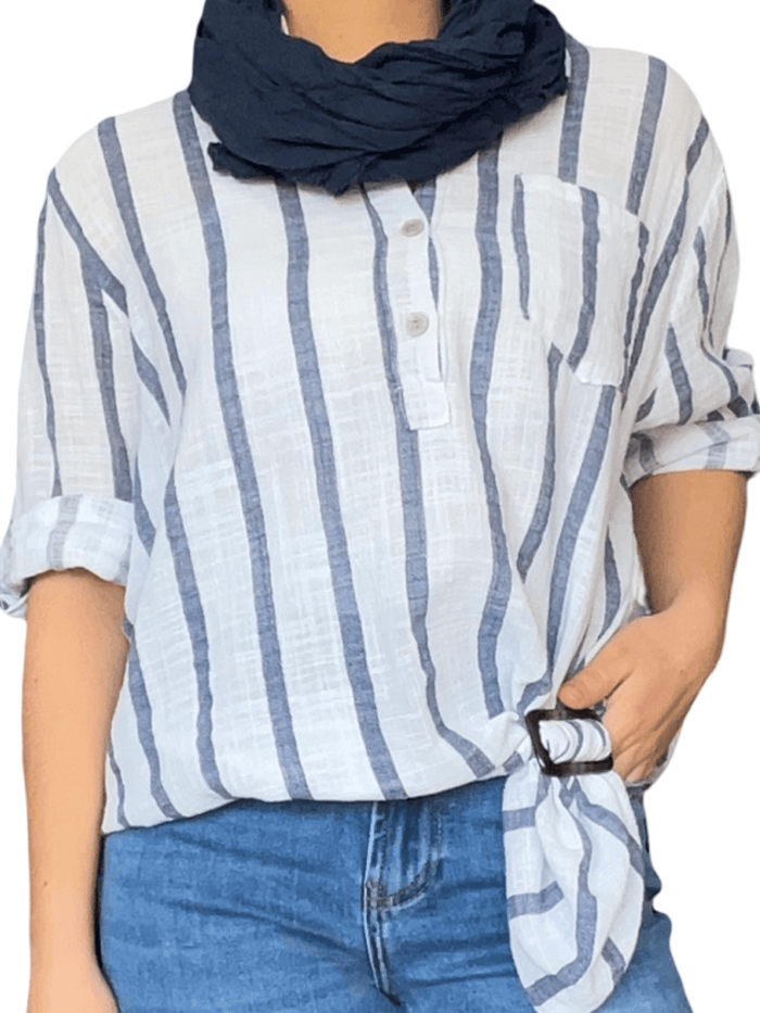 Blouse blanche à rayures marines pour femme avec boucle d'ajustement.