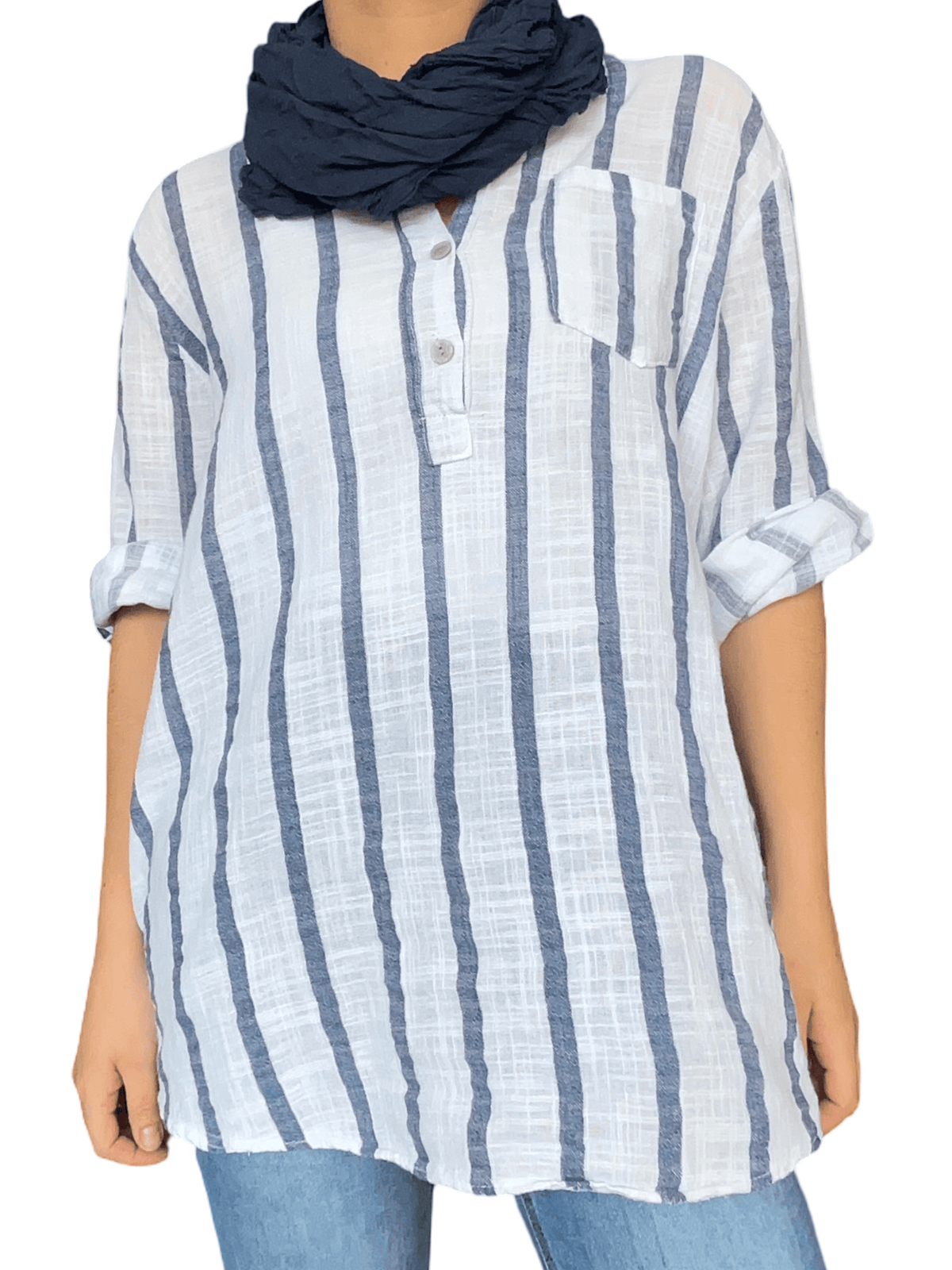 Blouse blanche à rayures marines pour femme avec foulard.