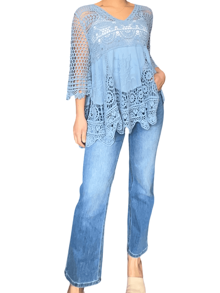 Chandail bleu ciel en crochet pour femme avec jeans.