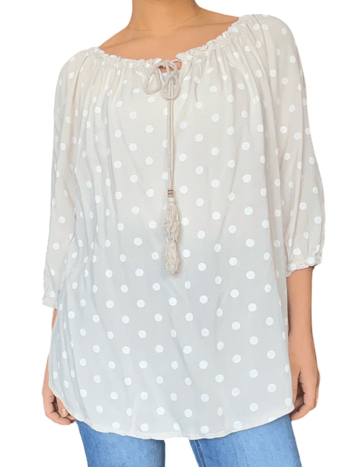 Blouse beige à motifs de pois blancs pour femme.