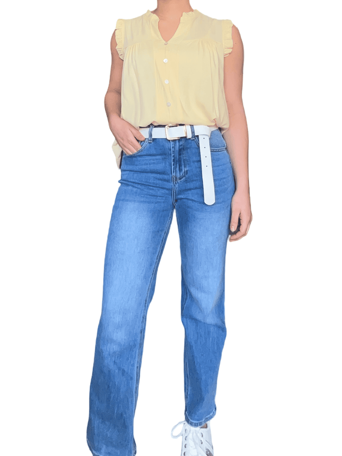 Camisole jaune boutonnée pour femme avec sneakers.